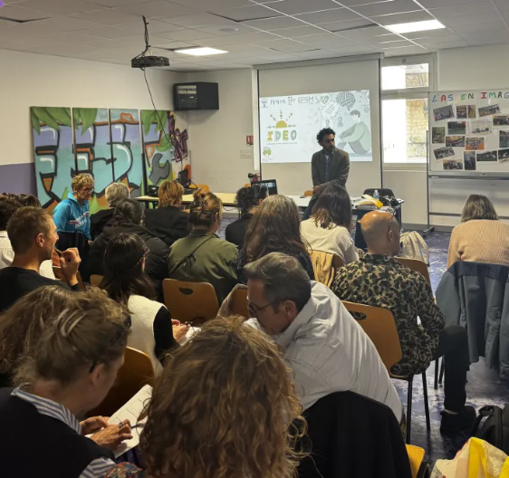 Photo d'une présentation IDEO dans un lycée